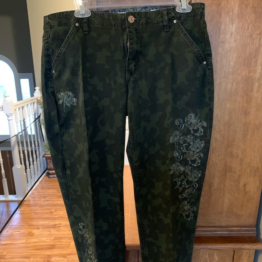 Camouflage pants with beautiful detail stitching.